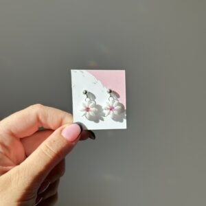 Ručně vyráběné náušnice z korálků květinový motiv – Bílé